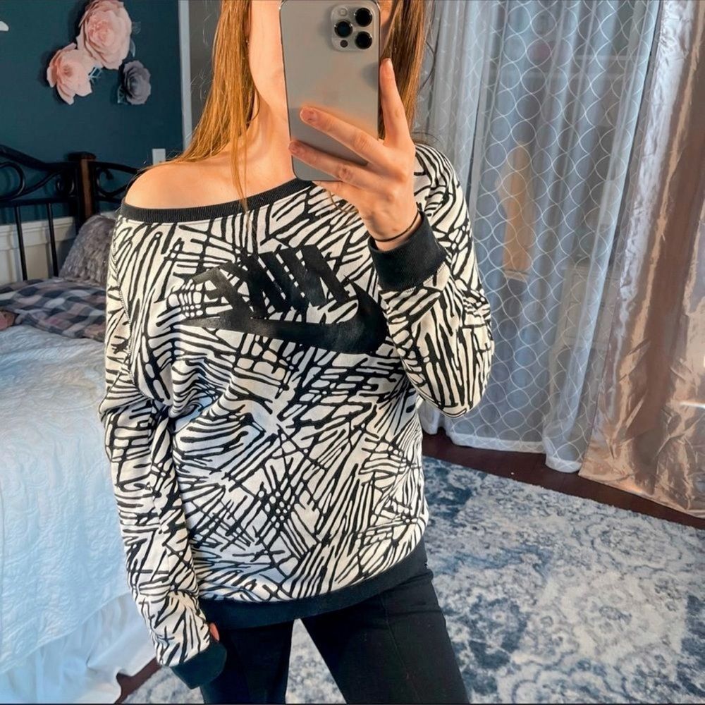 vintage NIKE white and black designed crew neck sweater